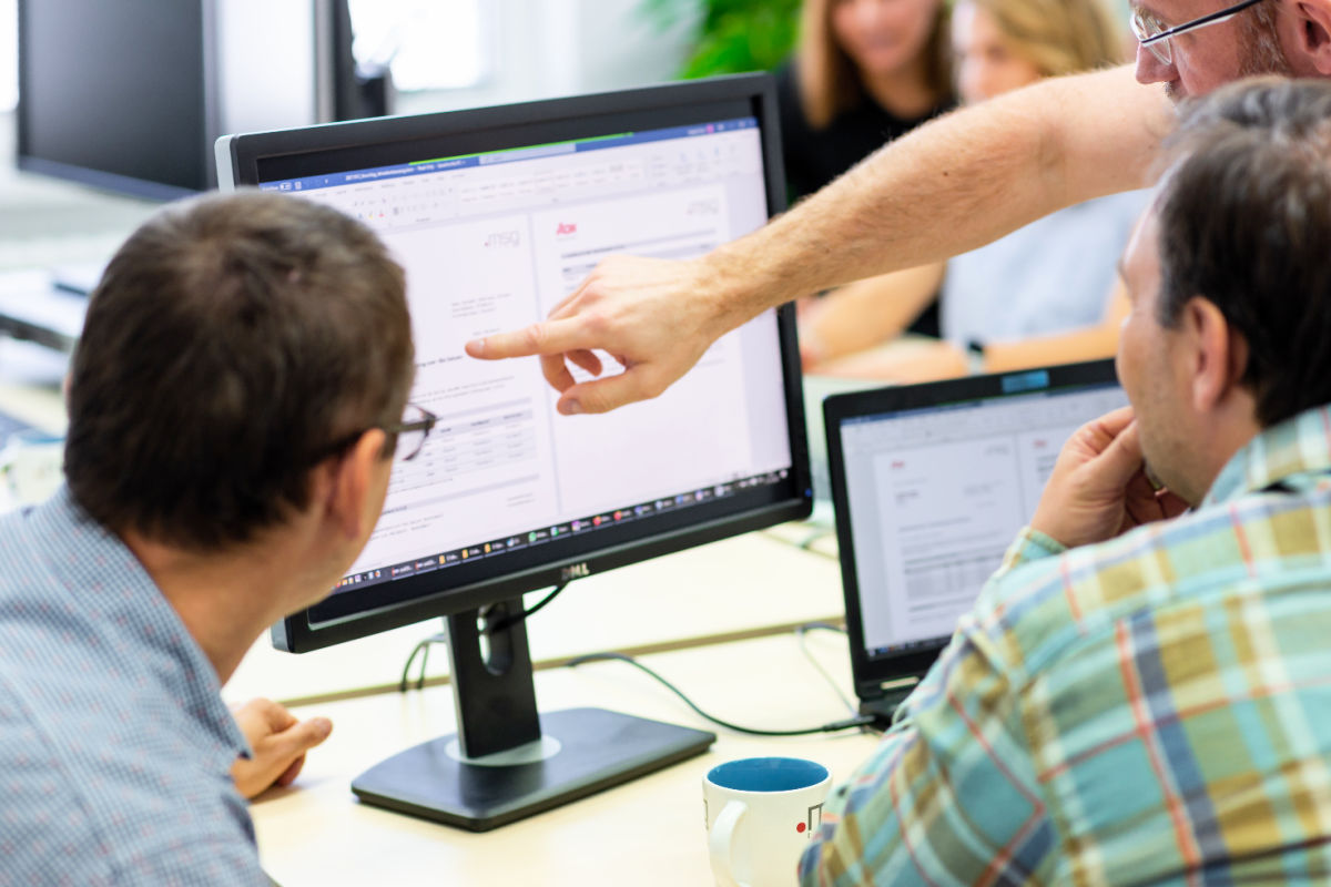 IT projekt tímu vývojárov v msg life Slovakia – msg life Slovakia Entwickler arbeiten an einem IT-Projekt