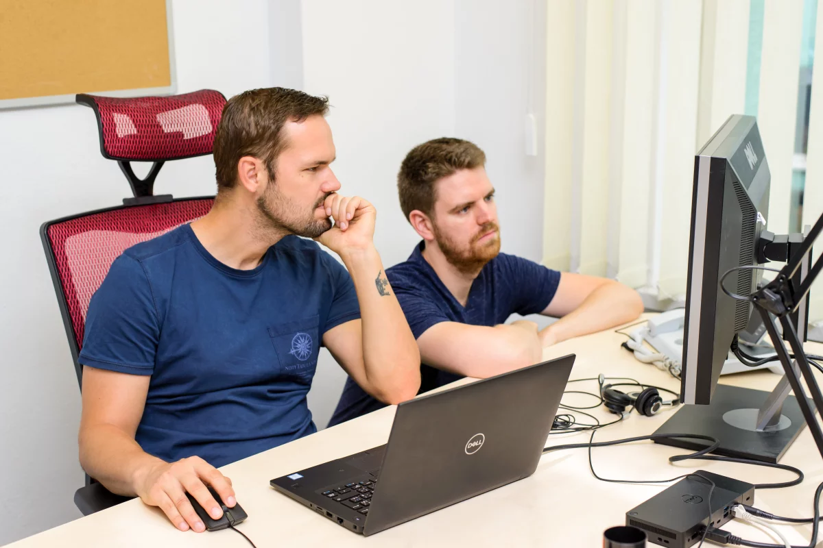 Lukáš z msg-life Slovakia sedí za počítačom a spolupracuje so svojim kolegom