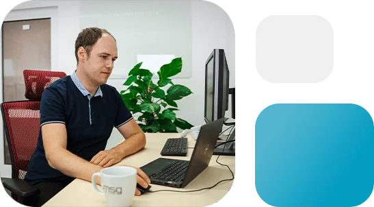 Systémový integrátor softvér pracuje za počítačom v kancelárii