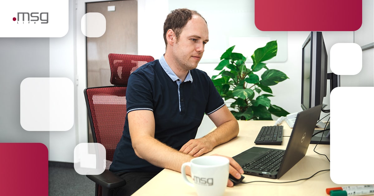 Programátor pracuje za počítačom v kancelárii msg life