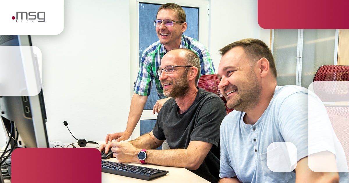 Programátori v kancelárii msg pracujú za počítačom