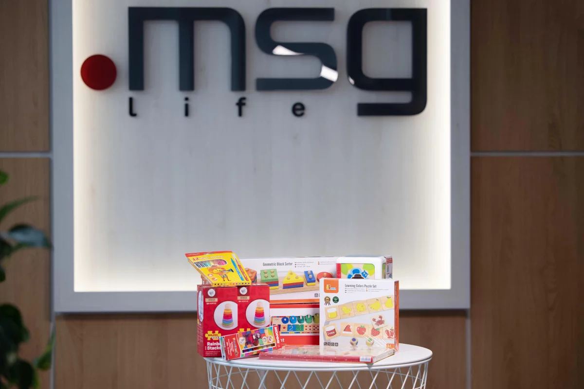 msg life materiálna a finančná pomoc – msg life Slovakia vianočné darčeky na stole pred logom msg life