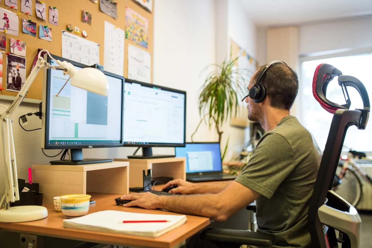 Java programátor pozerá pri programovaní do dvoch monitorov