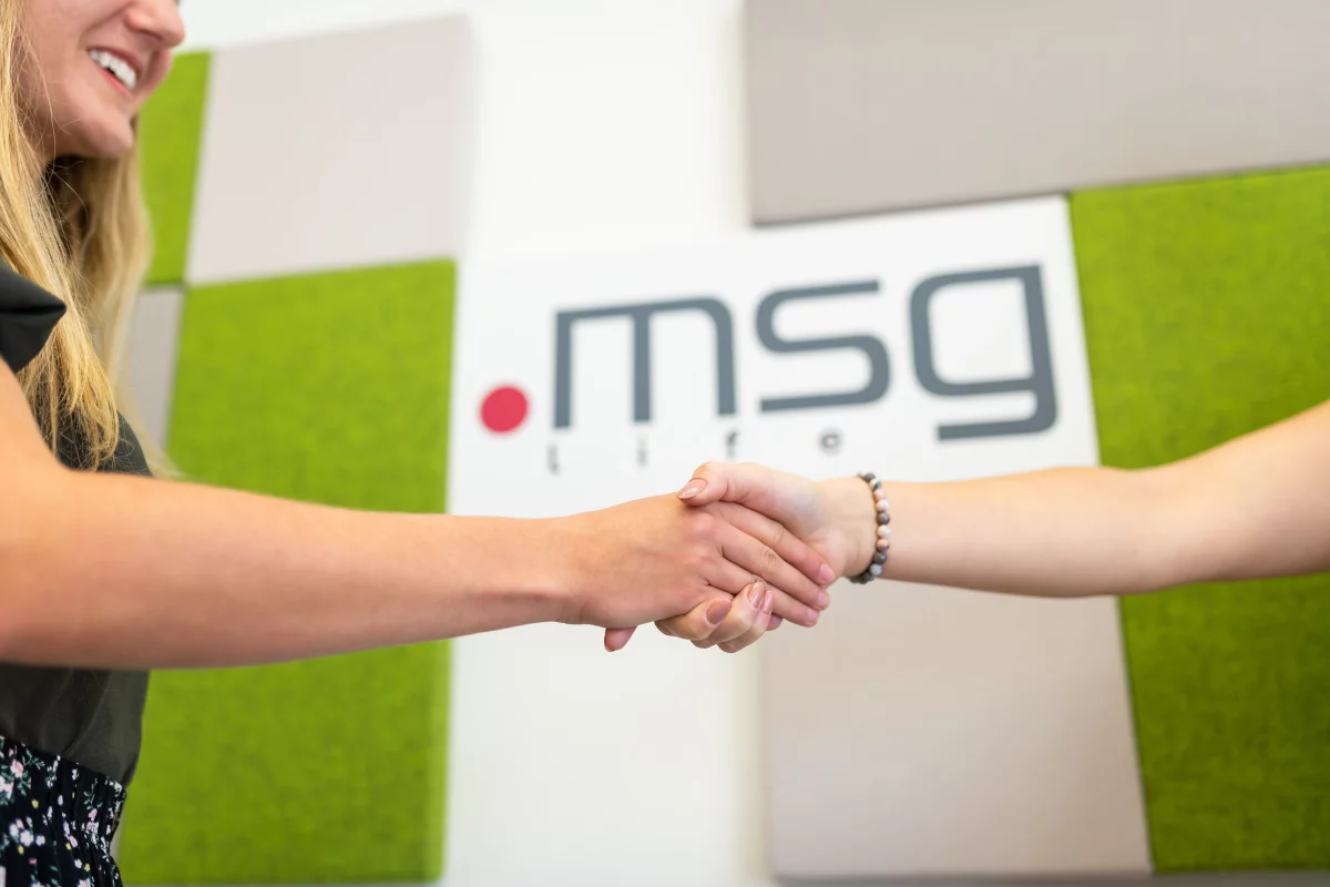 Recruiting a headhunting porovnanie medzi metódami – msg life Slovakia Podávanie rúk pod logom msg life Slovakia