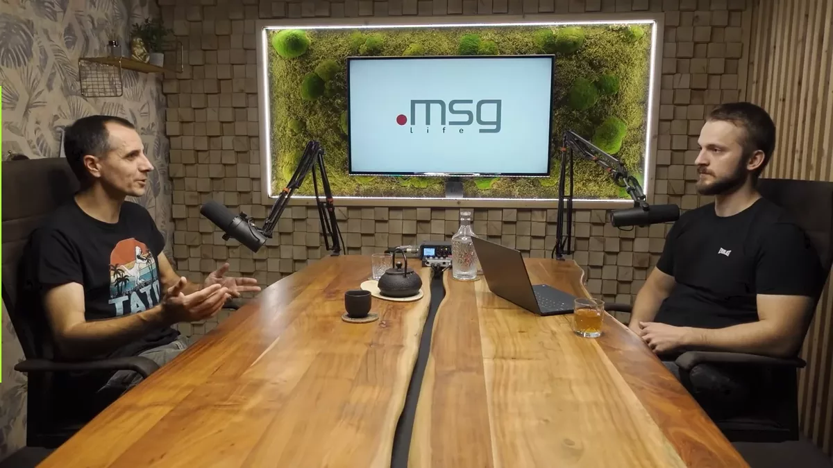 scrum-master-msg-rozhovor-2 – msg life Slovakia Scrum master Michal z msg life a Michal Hucko sa rozprávajú v štúdiu pri nahrávaní podcastu