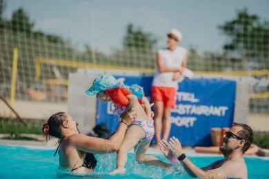 Firemné akcie na kúpalisku pre kolegov s rodinami