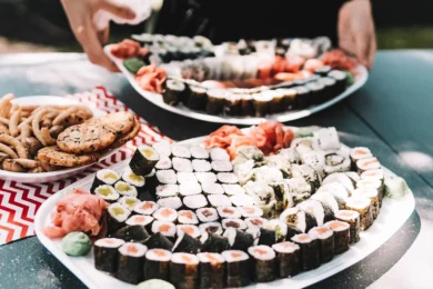 Jedlo pre zamestnancov msg life na záhradnú párty