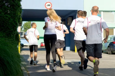 Športovanie s kolegami zo spoločnosti