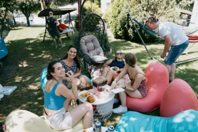 Trávenie času s kolegami na záhradnej párty