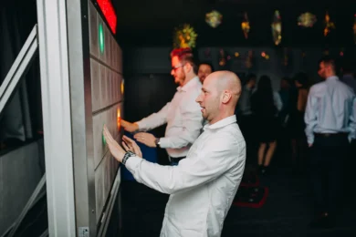 Zábava pri interaktívnych hrách s kolegami