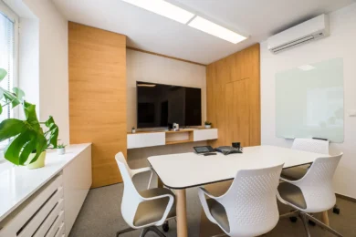 Zasadačka vo firemných priestoroch