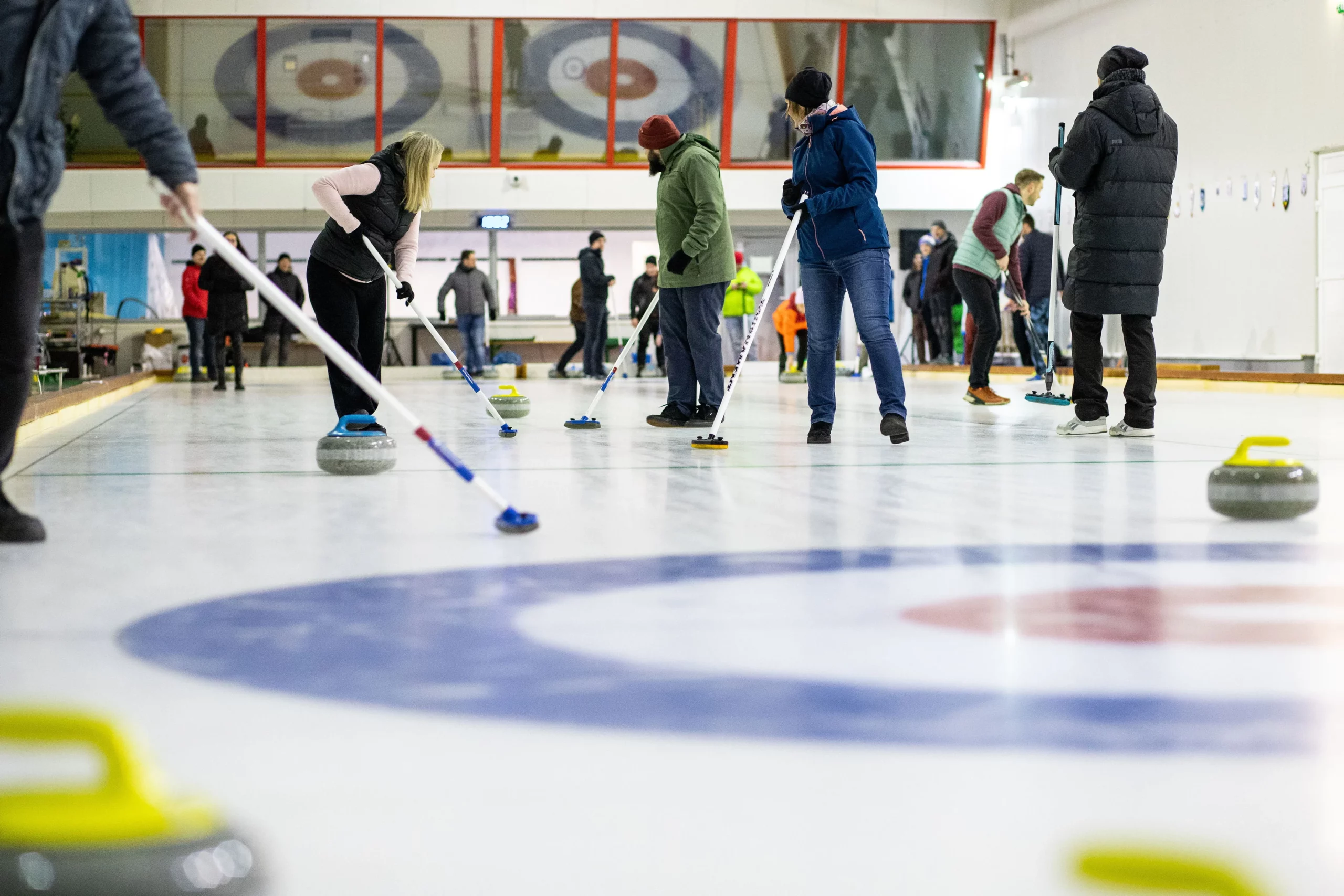 Spoločne sme vyskúšali netradičný teambuilding na curlingu.