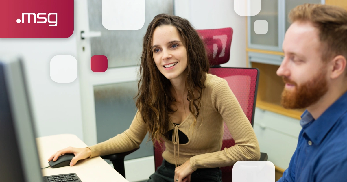 Mladá žena it testerka pracuje na počítači s kolegom v kancelárii msg