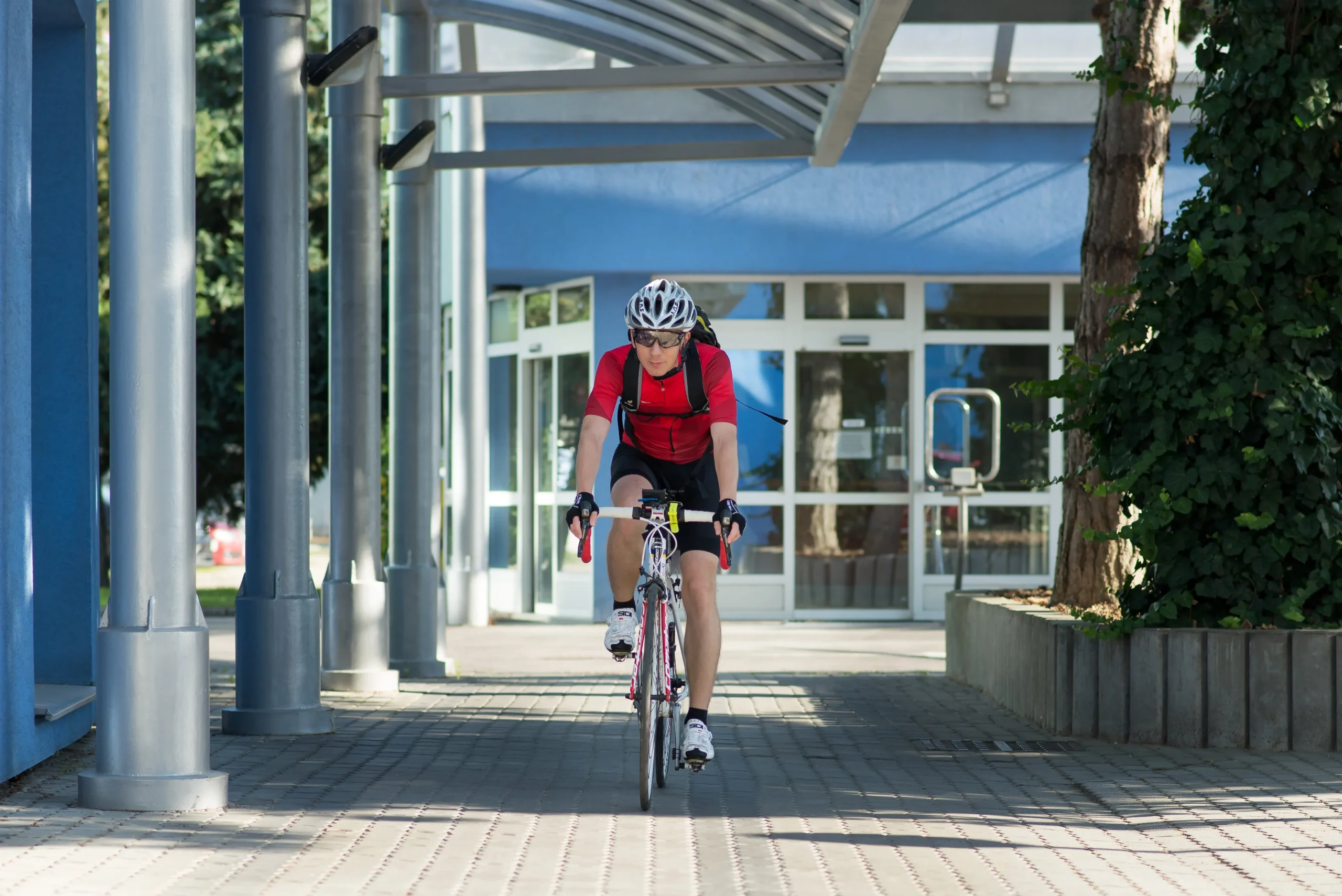 Zamestnanec msg life Slovakia prichádza do práce na bicykli