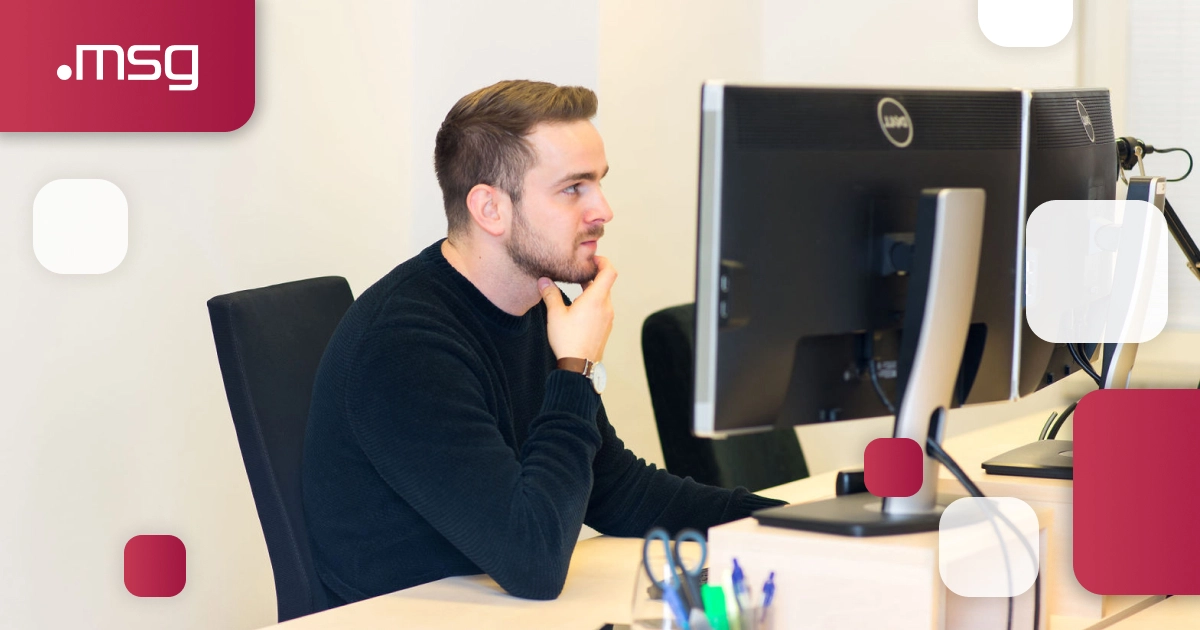 IT špecialisti z msg life Slovakia pracuje pri počítači